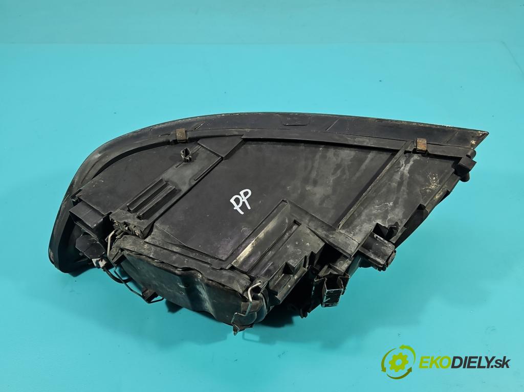 Volvo V50 2.0d 136 HP manual 100 kW 1997 cm3 5- Reflektor: pravý 30698886 (Svetlo predné pravé)