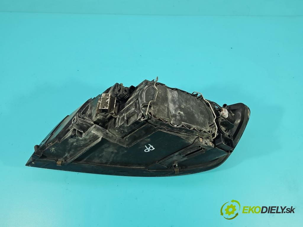 Volvo V50 2.0d 136 HP manual 100 kW 1997 cm3 5- Reflektor: pravý 30698886 (Svetlo predné pravé)