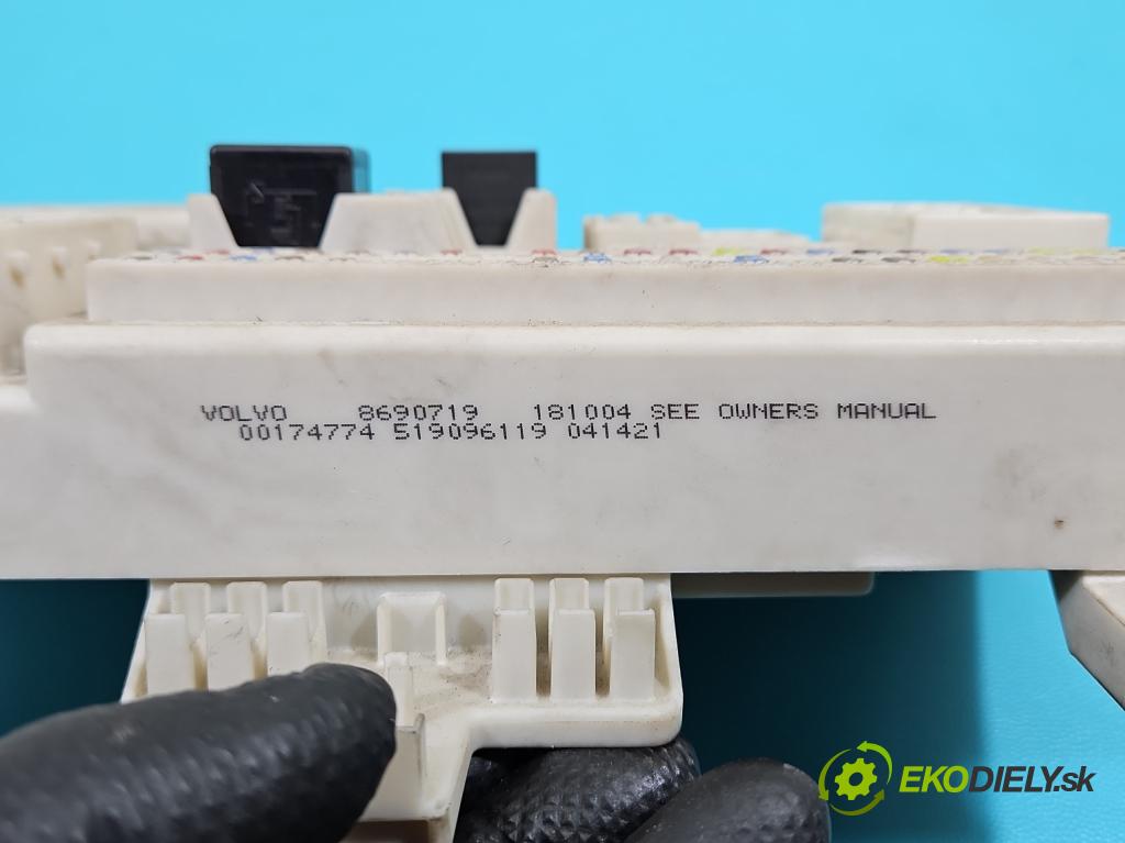 Volvo V50 2.0d 136hp manual 100 kW 1997 cm3 5- skříňka pojistková 8690719 (Pojistkové skříňky)