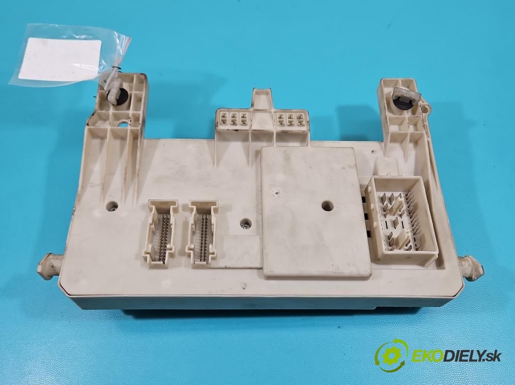 Volvo V50 2.0d 136hp manual 100 kW 1997 cm3 5- skříňka pojistková 8690719 (Pojistkové skříňky)