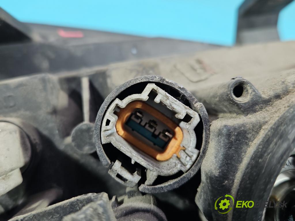 Nissan Primera P11 1996-2002 1.6 16V 99 hp manual 73 kW 1597 cm3 5- světlo levý  (Klika dveří ostatní)