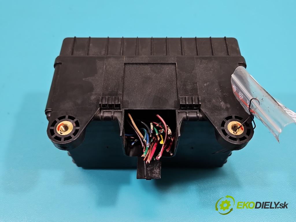 Ssangyong Rexton I 2001-2017 2.7 XDI 165 hp automatic 121 kW 2696 cm3 5- skříňka pojistková 82201-08144 (Pojistkové skříňky)