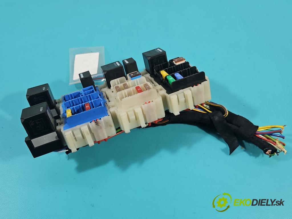 Land rover Discovery Sport 2014-2019 L550 2.0 Td 179KM automatic 132 kW 1999 cm3 5- skříňka pojistková  (Pojistkové skříňky)