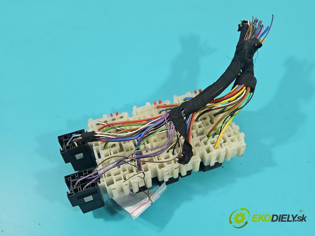 Land rover Discovery Sport 2014-2019 L550 2.0 Td 179KM automatic 132 kW 1999 cm3 5- skříňka pojistková  (Pojistkové skříňky)