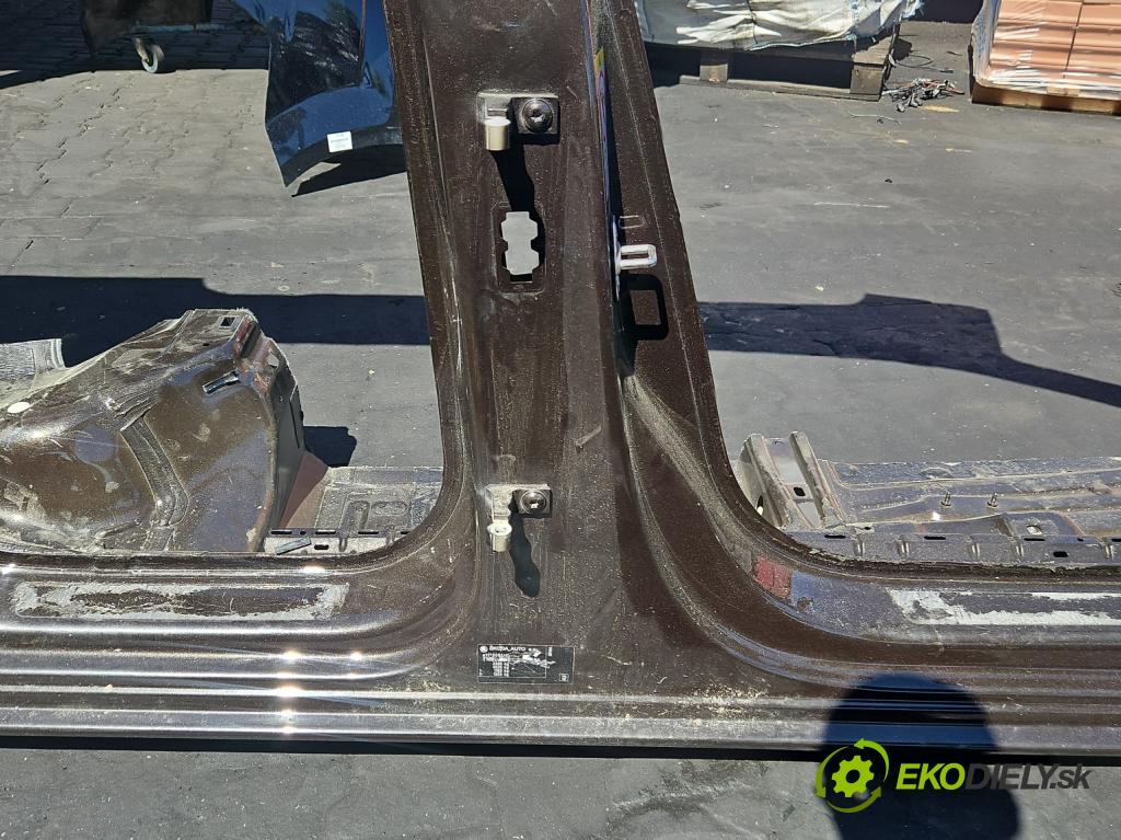 Skoda Superb III 2015-2024 2.0 TDI 190 hp automatic 140 kW 1968 cm3 5- práh pravý  (Karoserie ostatní)