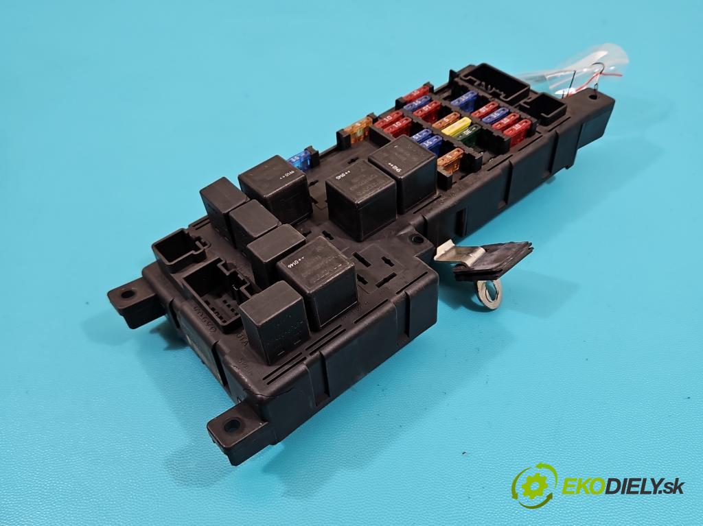 Volvo S60 I 2000-2010 2.4 20V 140 hp manual 103 kW 2435 cm3 4- skříňka pojistková 8637841 (Pojistkové skříňky)