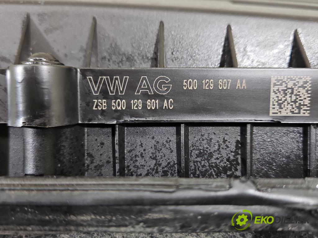 Skoda Superb III 2015-2024 2.0 TDI 190 HP automatic 140 kW 1968 cm3 5- obal filtra vzduchu 5Q0129607AA (Obal vzduchového filtra)