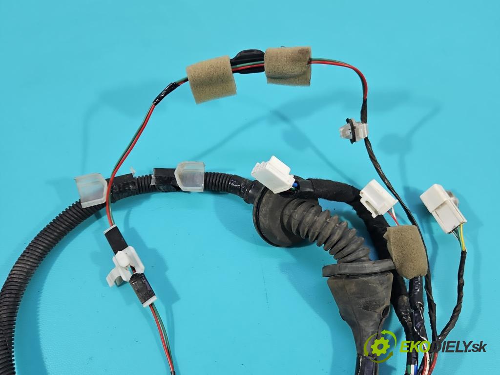 Toyota Aygo II 2014-2022 1.0 vvti 69KM manual 51 kW 998 cm3 5- Balíček: dveře přední pravých 821510H370D