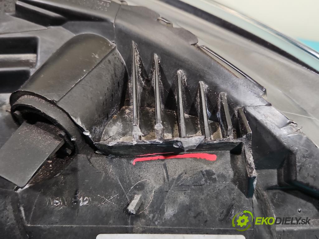 Volvo V40 II 2012-2019 2.0 D3 150 hp automatic 110 kW 1984 cm3 5- světlo levý 31420003 (Klika dveří ostatní)