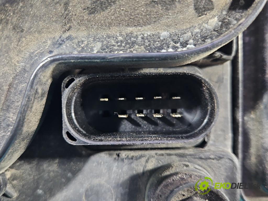 Vw Bora 1.9 tdi 90 HP manual 66 kW 1896 cm3 4- Reflektor: pravý  (Svetlo predné pravé)