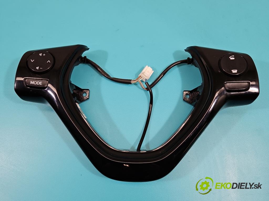 Toyota Aygo II 2014-2022 1.0 vvti 69KM manual 51 kW 998 cm3 5- prepínač multifunkční: řízení:  (Prepínacie páčky pod volantom)