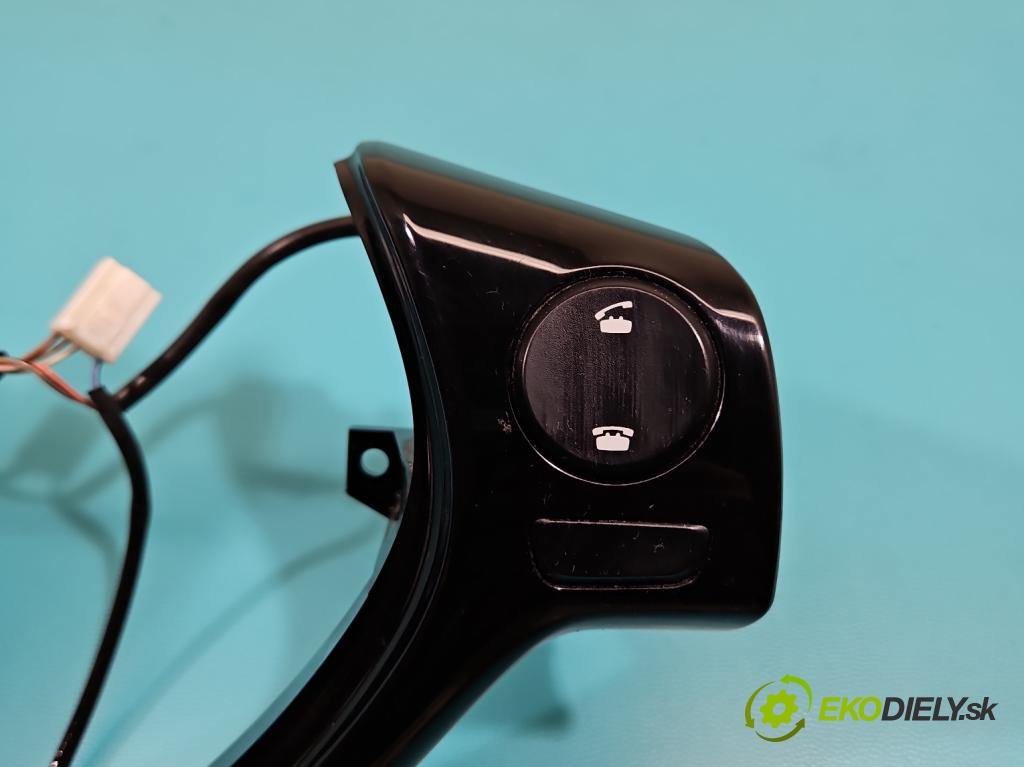 Toyota Aygo II 2014-2022 1.0 vvti 69KM manual 51 kW 998 cm3 5- prepínač multifunkční: řízení:  (Prepínacie páčky pod volantom)