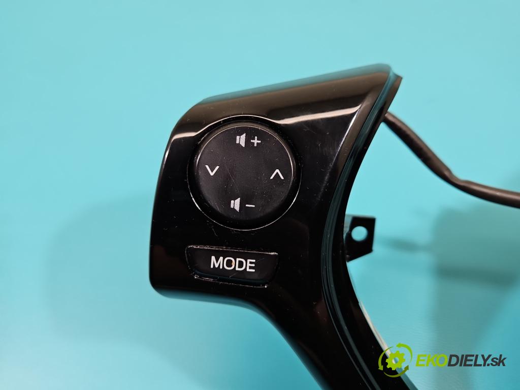 Toyota Aygo II 2014-2022 1.0 vvti 69KM manual 51 kW 998 cm3 5- prepínač multifunkční: řízení:  (Prepínacie páčky pod volantom)