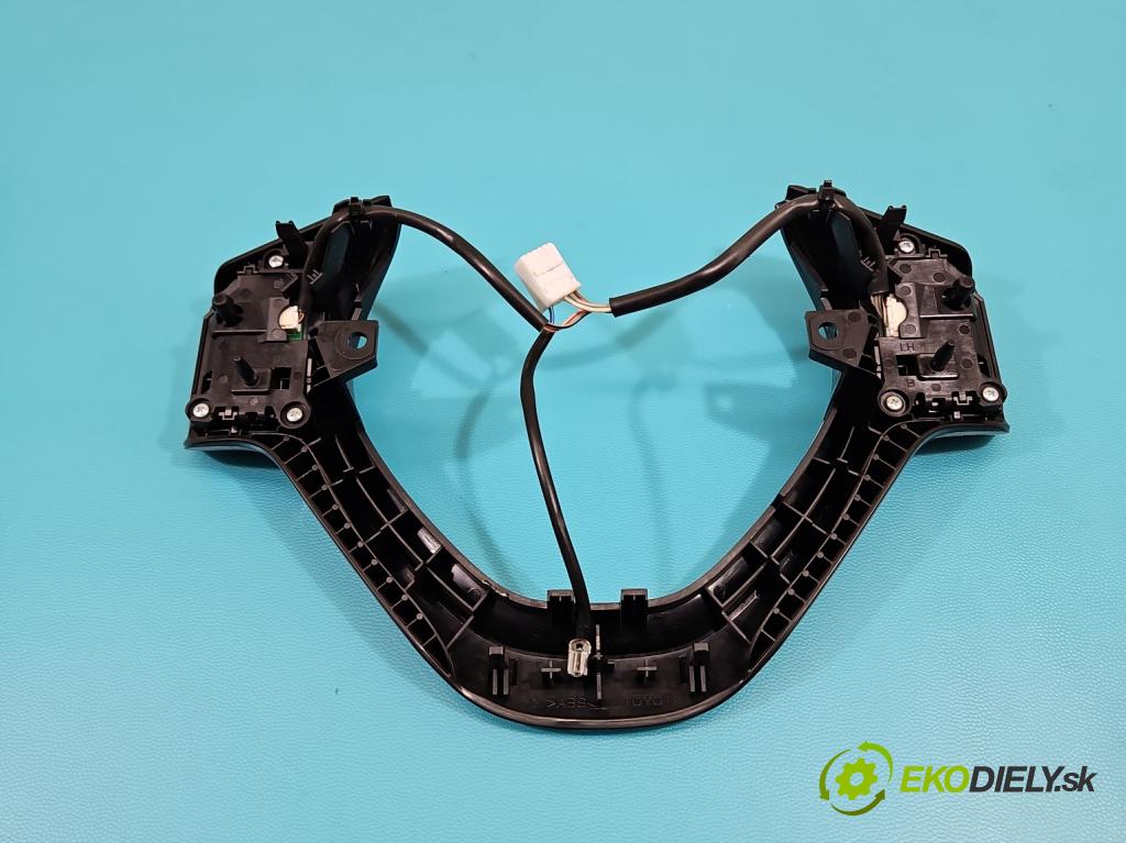 Toyota Aygo II 2014-2022 1.0 vvti 69KM manual 51 kW 998 cm3 5- prepínač multifunkční: řízení:  (Prepínacie páčky pod volantom)