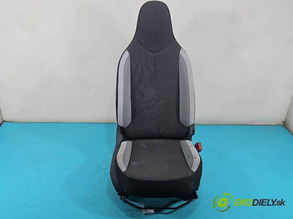 Toyota Aygo II 2014-2022 1.0 vvti 69KM manual 51 kW 998 cm3 5- Sedačka pravý  (Sedadlo)