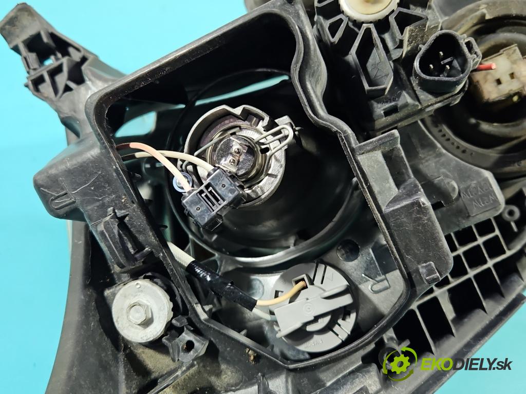 Toyota Avensis II T25 2003-2008 1.8 16V 129 HP manual 95 kW 1794 cm3 5- Reflektor: pravý  (Svetlo predné pravé)