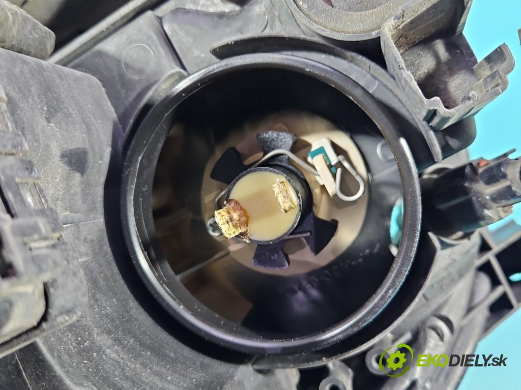 Toyota Avensis II T25 2003-2008 1.8 16V 129 HP manual 95 kW 1794 cm3 5- Reflektor: pravý  (Svetlo predné pravé)