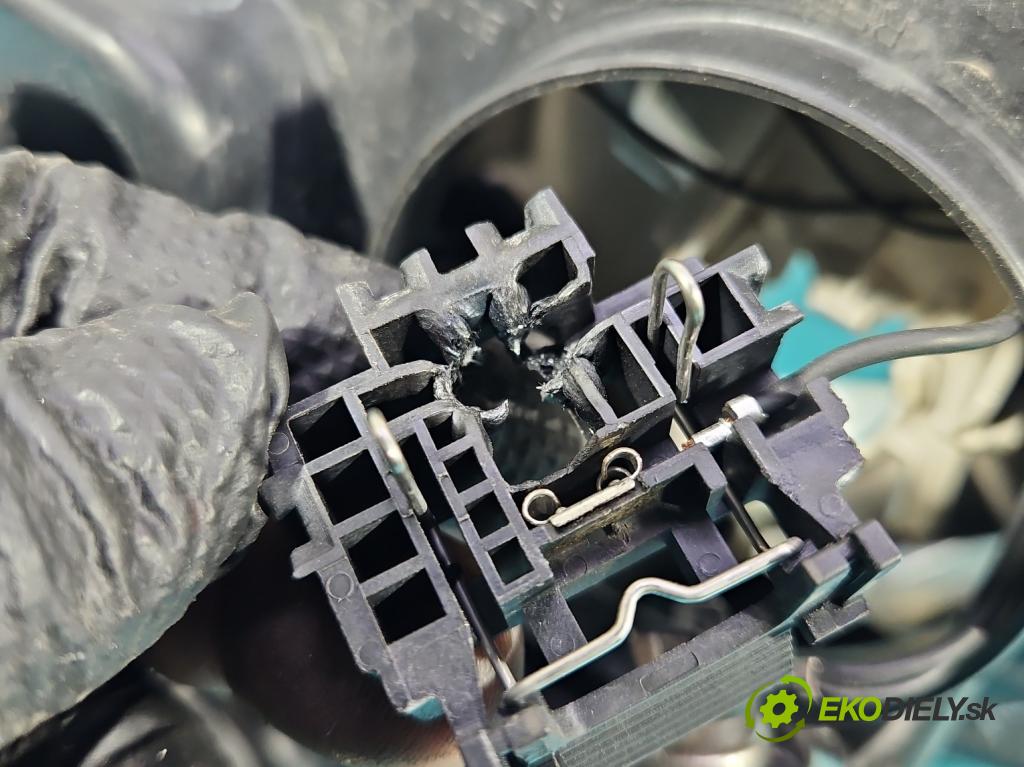 Ford Focus Mk3 2010-2018 2.0 tdci 116 hp automatic 85 kW 1997 cm3 5- světlo pravý BM51-13W029 (Pravé přední světlo)