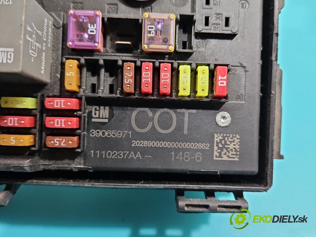 Opel Astra IV 2009-2015 1.4 T 140 hp manual 103 kW 1364 cm3 5- skříňka pojistková 39065971 (Pojistkové skříňky)