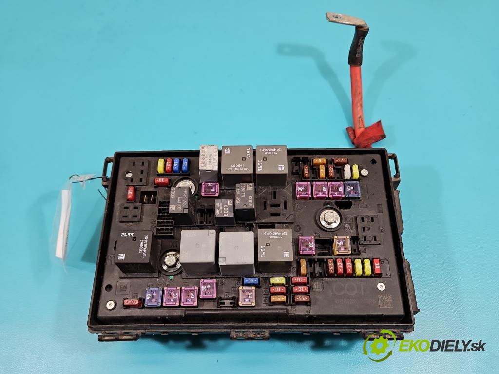 Opel Astra IV 2009-2015 1.4 T 140 hp manual 103 kW 1364 cm3 5- skříňka pojistková 39065971 (Pojistkové skříňky)