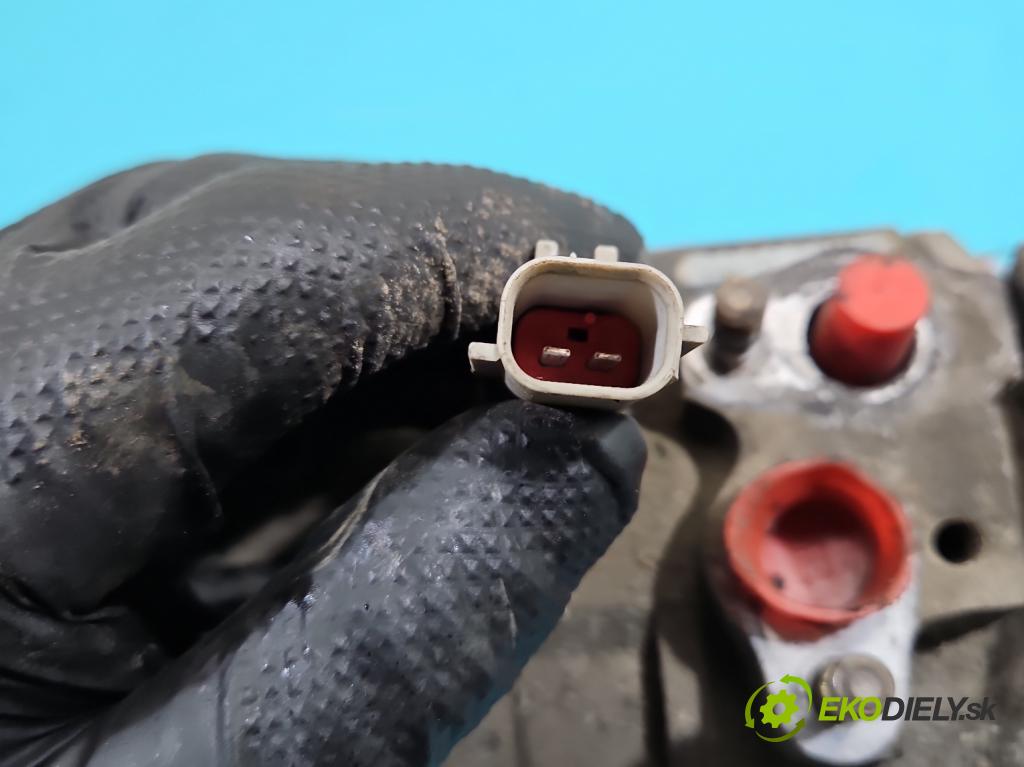 Chrysler Voyager IV 2000-2007 2.5 CRD 141 HP manual 104 kW 2499 cm3 5- Kompresor: klimatizácie 447220-3871 (Kompresor klimatizácie)