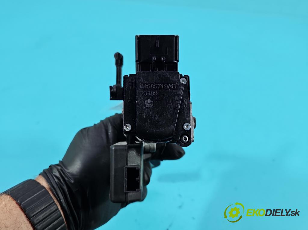 Chrysler Voyager IV 2000-2007 2.8 CRD 150 HP automatic 110 kW 2776 cm3 5- Spínačka P04727338AE (Spínacia skrinka)