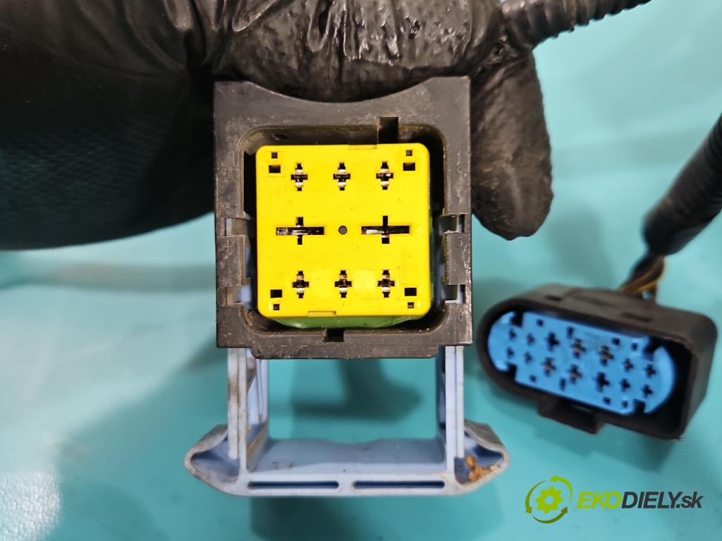 Ford Focus Mk3 2010-2018 2.0 tdci 116 hp automatic 85 kW 1997 cm3 5- skříňka pojistková AV6T-14A142-AB (Pojistková skříňka)