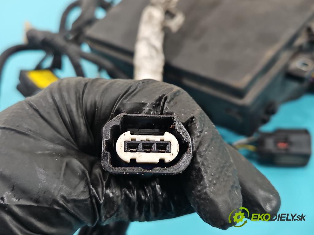 Ford Focus Mk3 2010-2018 2.0 tdci 116 hp automatic 85 kW 1997 cm3 5- skříňka pojistková AV6T-14A142-AB (Pojistková skříňka)