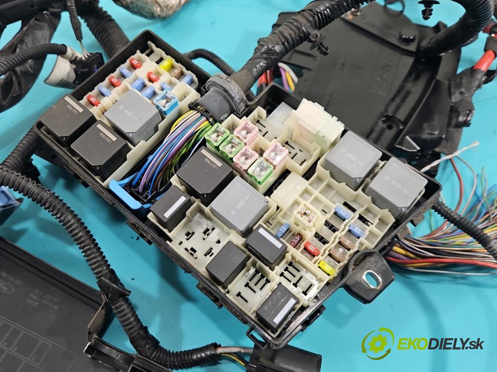 Ford Focus Mk3 2010-2018 2.0 tdci 116 hp automatic 85 kW 1997 cm3 5- skříňka pojistková AV6T-14A142-AB (Pojistková skříňka)