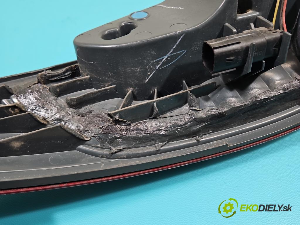 Ford Fusion USA 2012-2020 2.0 EcoBoost: 239KM automatic 176 kW 1999 cm3 4- svetlo / reflektor zadné pravé  (Kľučka dverí ostatné)