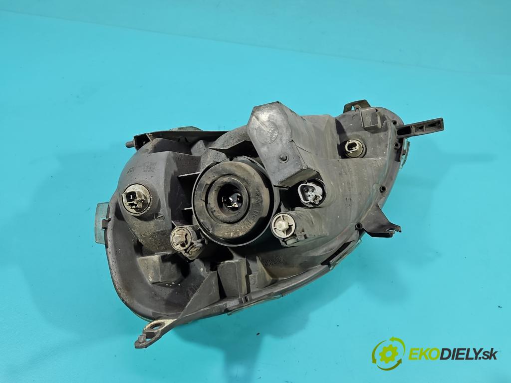 Toyota Yaris I 1999-2005 1.4 D4D 75 HP manual 55 kW 1364 cm3 5- Reflektor: pravý  (Svetlo predné pravé)