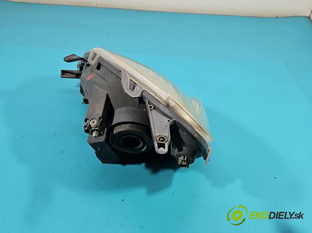 Toyota Yaris I 1999-2005 1.4 D4D 75 HP manual 55 kW 1364 cm3 5- Reflektor: pravý  (Svetlo predné pravé)