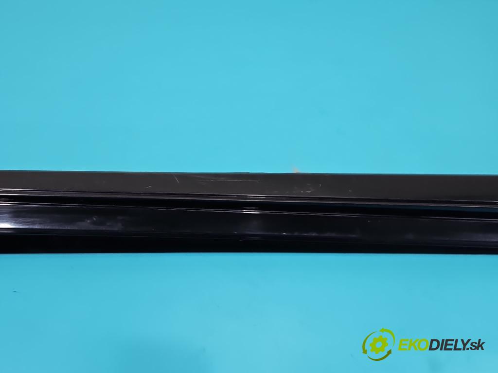 Mercedes C W205 2014–2021 2.0 16V 184 hp automatic 135 kW 1991 cm3 4- lišta práh: pravé  (Prahová lišta)