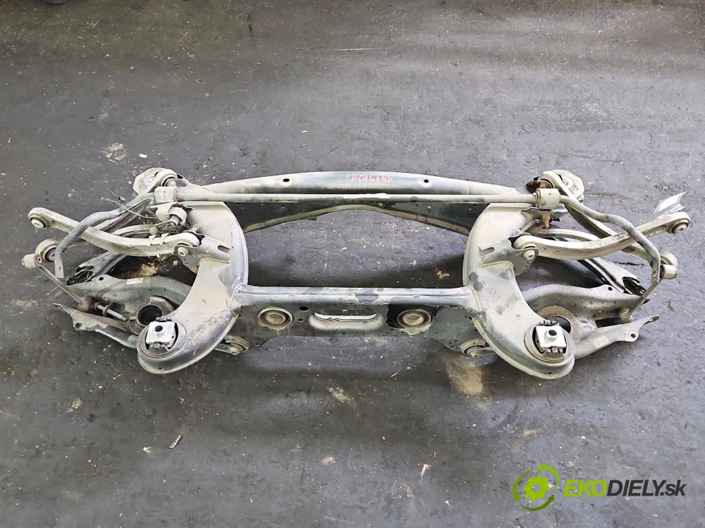 Mercedes C W205 2014–2021 2.0 16V 184 hp automatic 135 kW 1991 cm3 4- zadní výztuha  (Zadní výztuha)