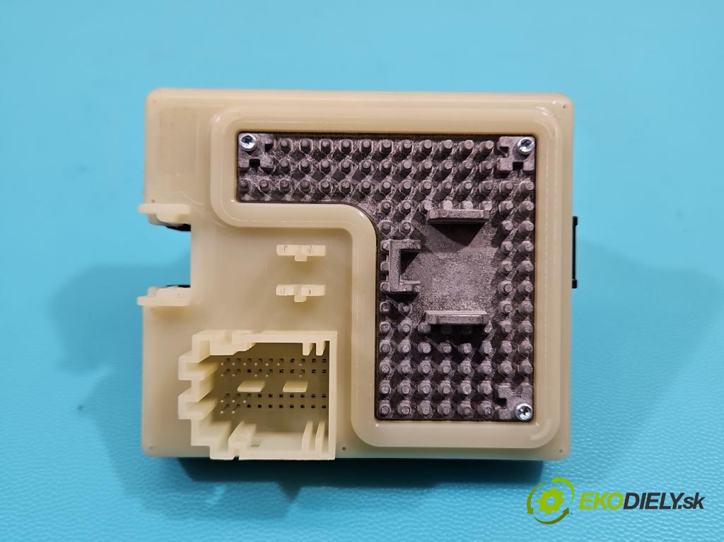 Mercedes C W205 2014–2021 2.0 16V 184hp automatic 135 kW 1991 cm3 4- Spínačka A2059006713 (Spínacia skrinka)