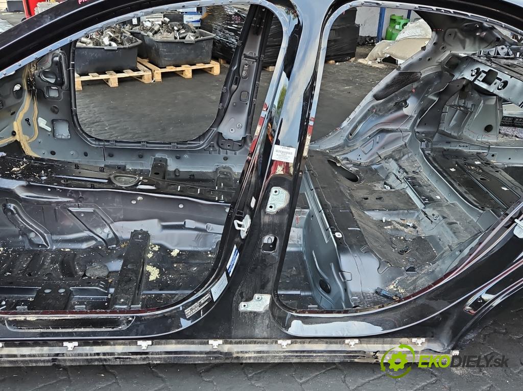 Mercedes C W205 2014–2021 2.0 16V 184 hp automatic 135 kW 1991 cm3 4- práh levý  (Karoserie ostatní)