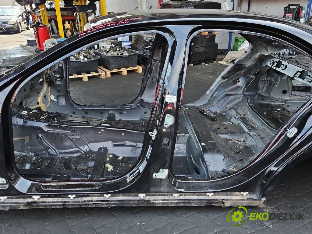 Mercedes C W205 2014–2021 2.0 16V 184 hp automatic 135 kW 1991 cm3 4- práh levý  (Karoserie ostatní)