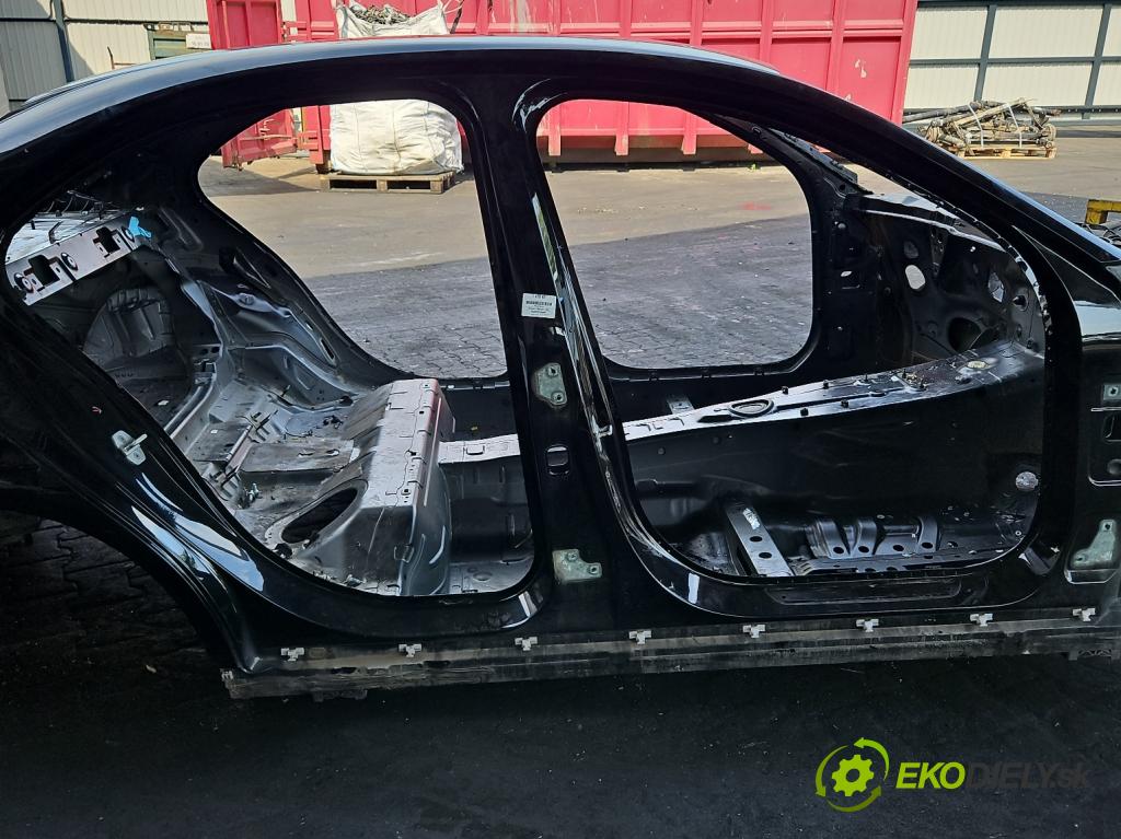 Mercedes C W205 2014–2021 2.0 16V 184hp automatic 135 kW 1991 cm3 4- Práh: pravý  (Karoséria ostatné)