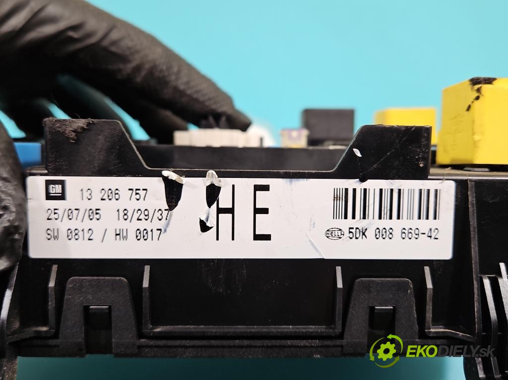 Opel Astra III 2004-2014 1.4 16V 90 hp manual 66 kW 1364 cm3 5- skříňka pojistková 13206757 (Pojistková skříňka)