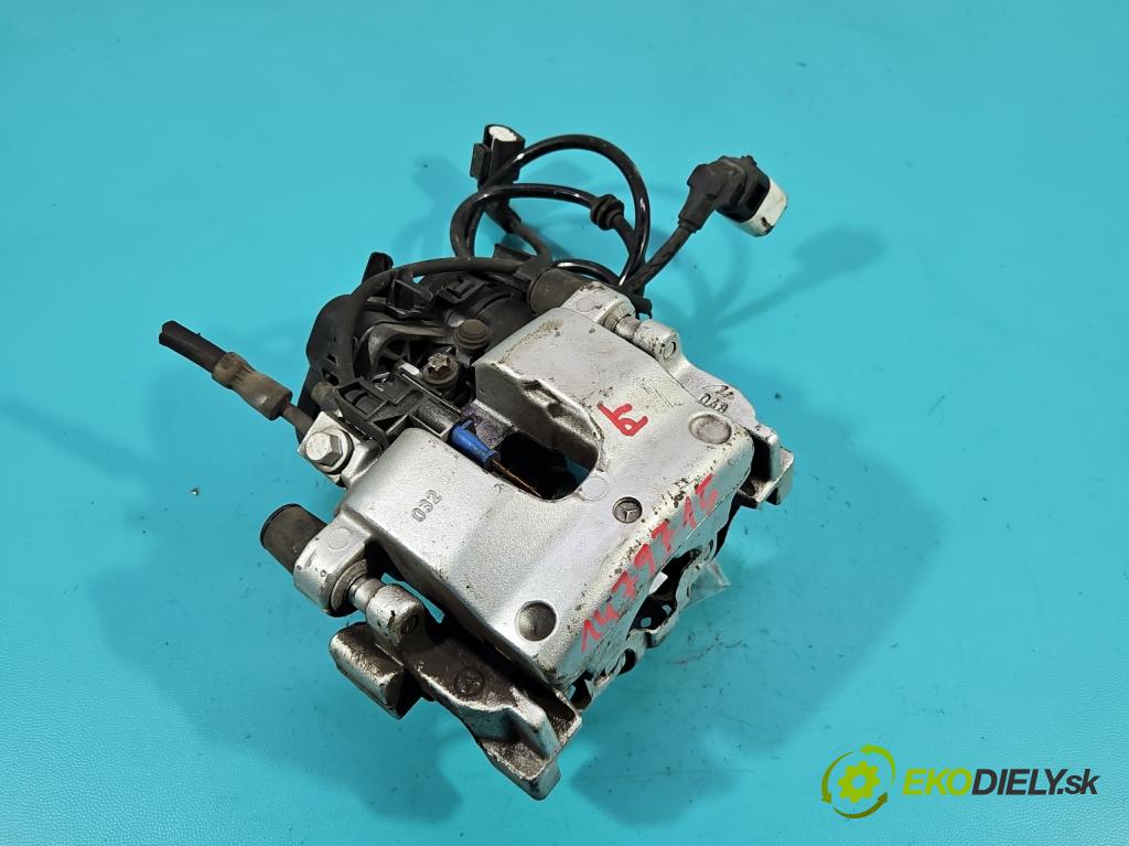 Mercedes C W205 2014–2021 2.0 16V 184hp automatic 135 kW 1991 cm3 4- brzdič zadné pravý A2054232098 (Kľučka dverí ostatné)