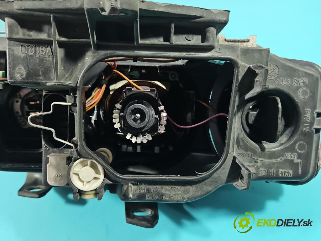Audi A4 B6 2000-2004 1.9 tdi 131 HP manual 96 kW 1896 cm3 4- Reflektor: ľavý 8E0941003C (Kľučka dverí ostatné)