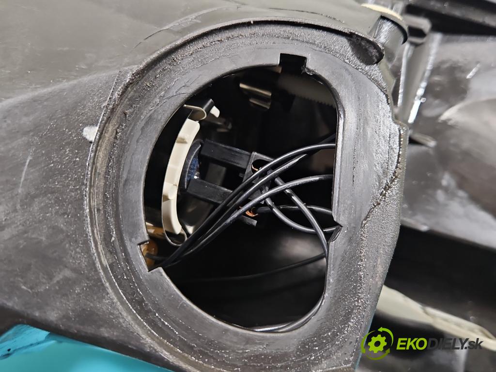 Mitsubishi Colt Z30 VI 2004-2012 1.3 16V 95 HP manual 70 kW 1332 cm3 5- Reflektor: pravý MR957354 (Svetlo predné pravé)