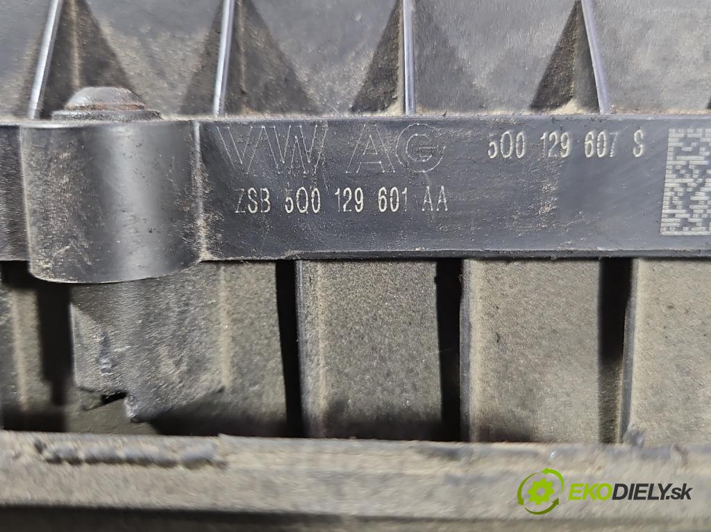 Skoda Octavia III 2013- 1.6 tdi 90 HP manual 66 kW 1598 cm3 5- obal filtra vzduchu 5Q0129601AA (Obal vzduchového filtra)