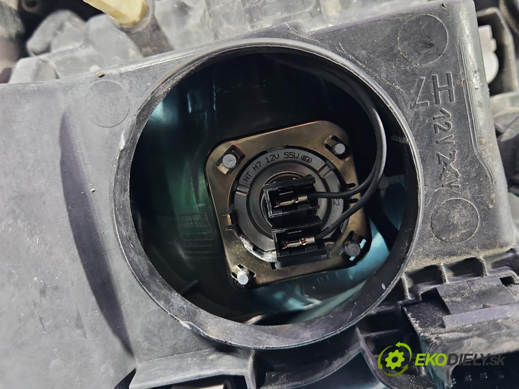 Dacia Sandero II 2012-2020 0.9 Tce 90 HP manual 66 kW 898 cm3 5- Reflektor: pravý 260103529R (Svetlo predné pravé)