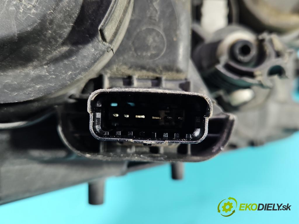 Dacia Sandero II 2012-2020 0.9 Tce 90 HP manual 66 kW 898 cm3 5- Reflektor: pravý 260103529R (Svetlo predné pravé)