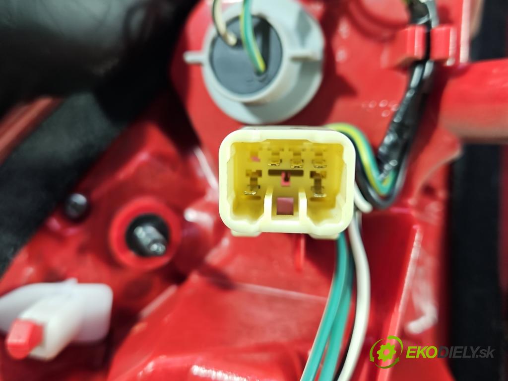 Toyota Rav4 III 2005-2012 2.2 D4D 136 HP manual 100 kW 2231 cm3 5- svetlo / reflektor zadné ľavé  (Kľučka dverí ostatné)