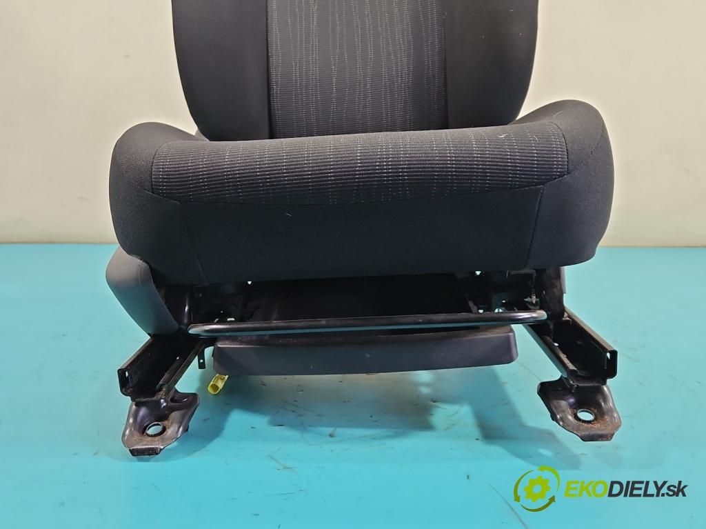 Toyota Auris I 2006-2013 2.0 D4D 126 HP manual 93 kW 1998 cm3 5- Sedačka pravý  (Sedadlo)