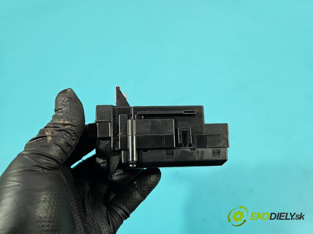 Audi A4 B8 2007-2015 3.0 tdi 239KM automatic 176 kW 2967 cm3 5- Spínačka 8K0909131D (Spínacia skrinka)