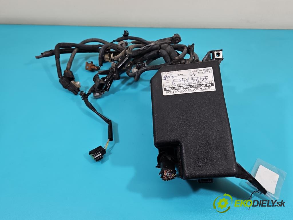 Toyota Rav4 III 2005-2012 2.2 D4D 136 HP manual 100 kW 2231 cm3 5- skrinka poistka 82662-42180 (Poistková skrinka)