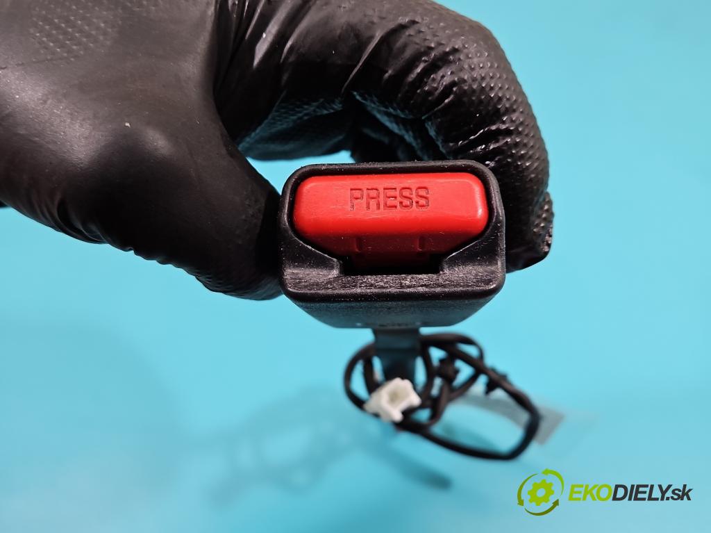 Nissan Qashqai II J11 2013-2021 1.2 T 116 HP manual 85 kW 1197 cm3 5- pas bezpečnosť: predné pravý